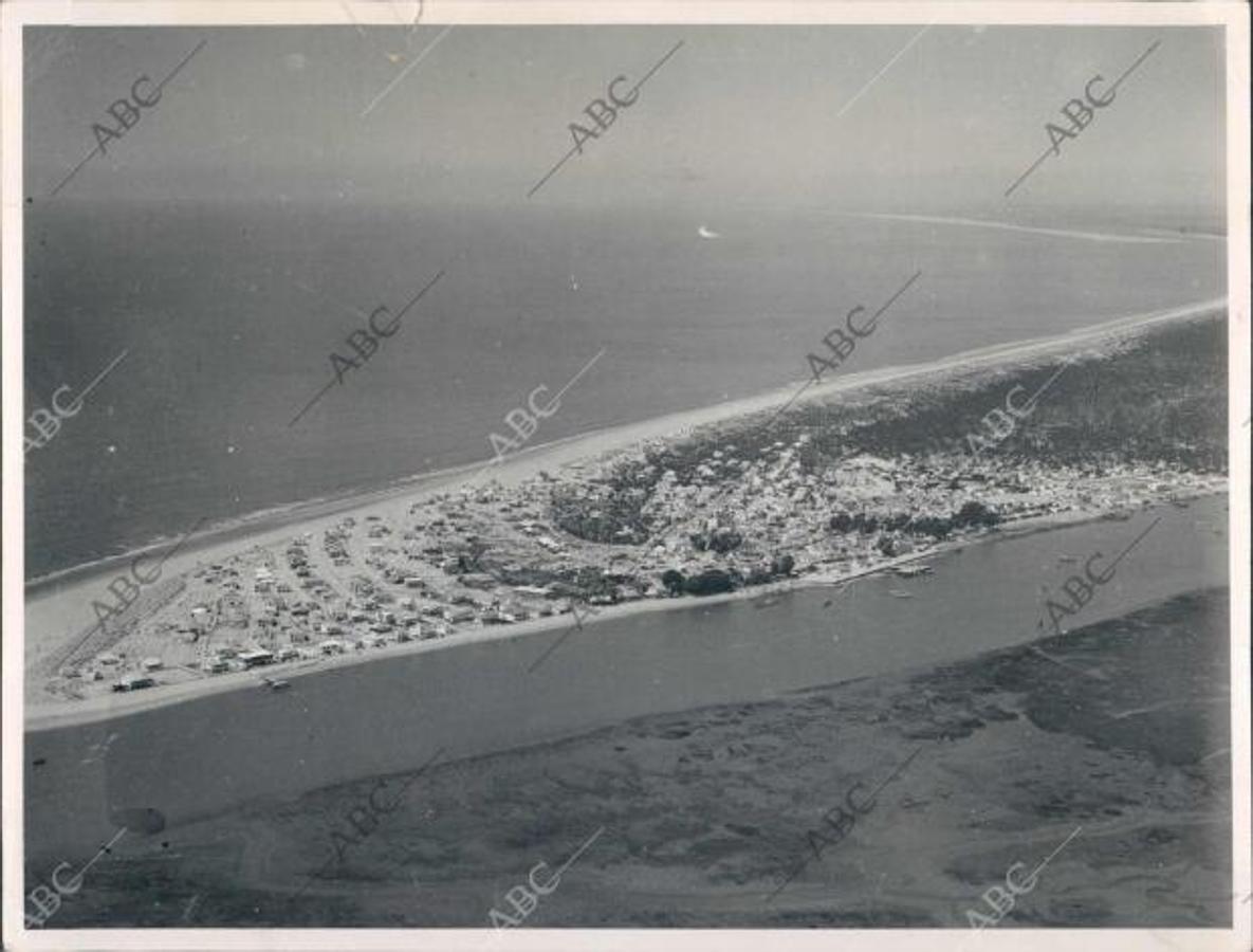 Punta Umbría (Huelva), 1960 (CA.). Vista panorámica de la localidad onubense