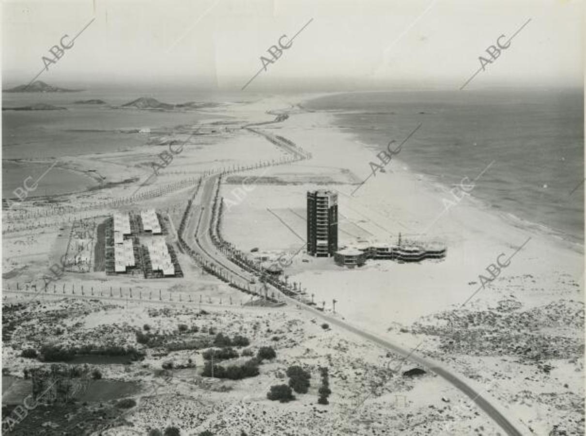 La Manga del Mar Menor, 1970. Vista de la zona antes de ser urbanizada: apenas aparecen una torre de apartamentos y una urbanización, ambas construcciones de carácter turístico