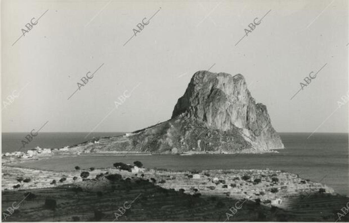 Calpe (Alicante), 1945 (CA.). Vista del peñón de Ifach desde las inmediaciones de Calpe