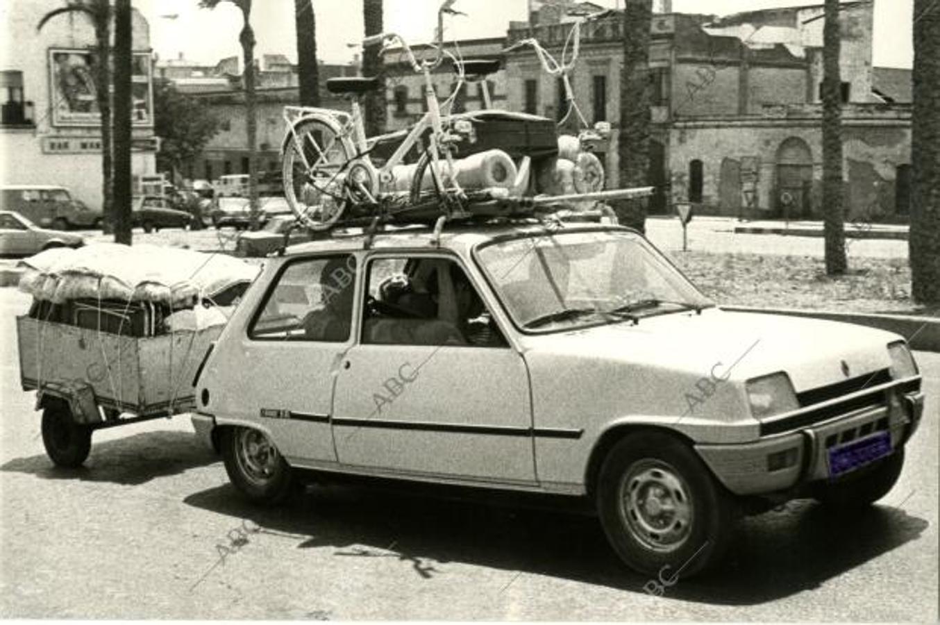 Un automóvil, cargado con todo lo necesario para pasar el verano lejos de los calores sevillanos en 1983