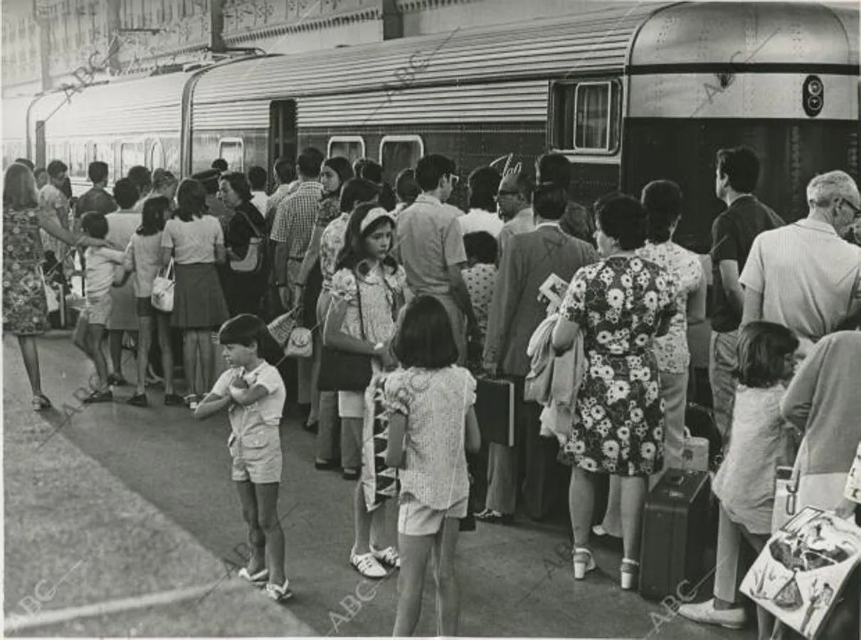 Familias preparadas para subir a uno de los trenes extraordinarios que salían de Madrid, para las vacaciones de verano, en 1972