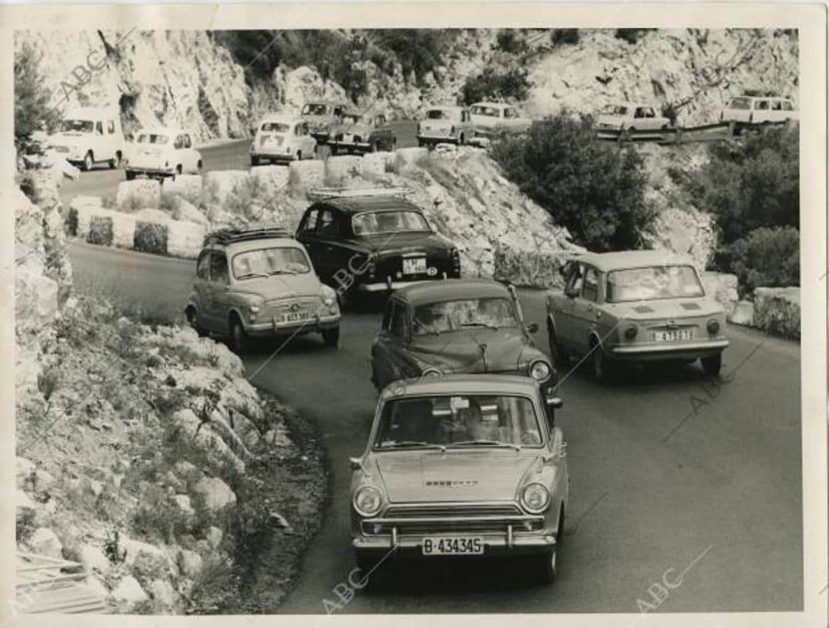 Circulación intensa de vehículos en el tramosde carretera entre Garraf y Sitges en los años 60