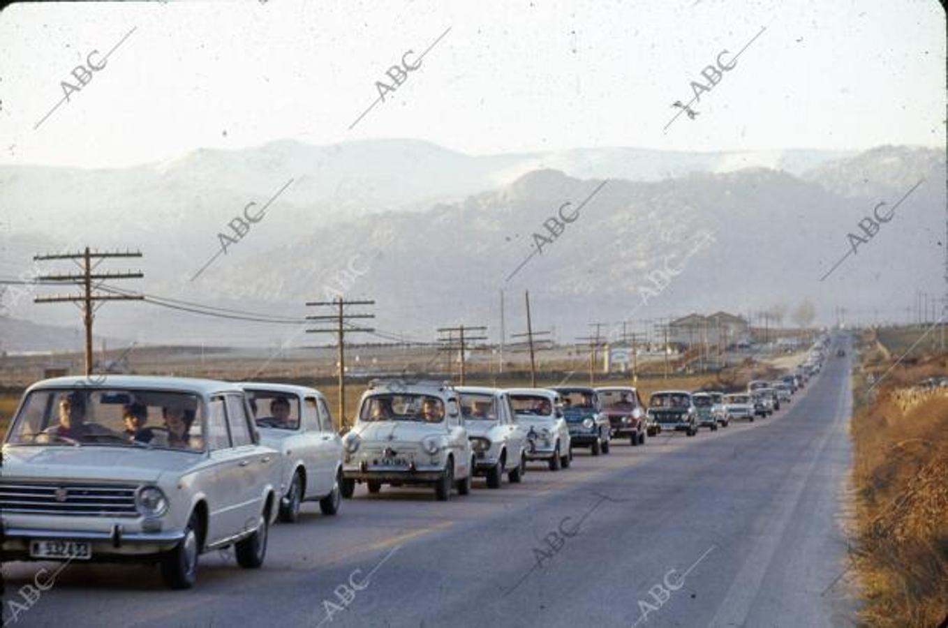 Una de las salidas de Madrid en 1972, el atasco era irremediable con un solo carril 