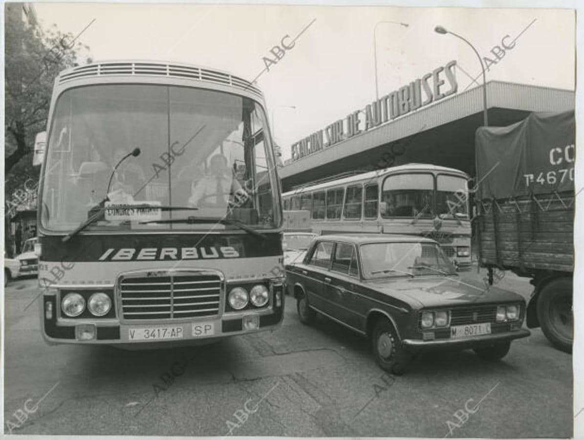 La estación sur de autobuses de Madrid, en 1980, este autobús de la imagen recorría la ruta Londres-Madrid