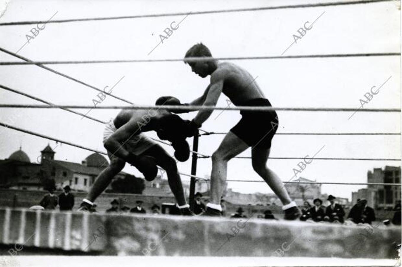 Los campeones Ricardo AlÍs e Hilario Martínez durante un combate en Valencia en marzo de 1924