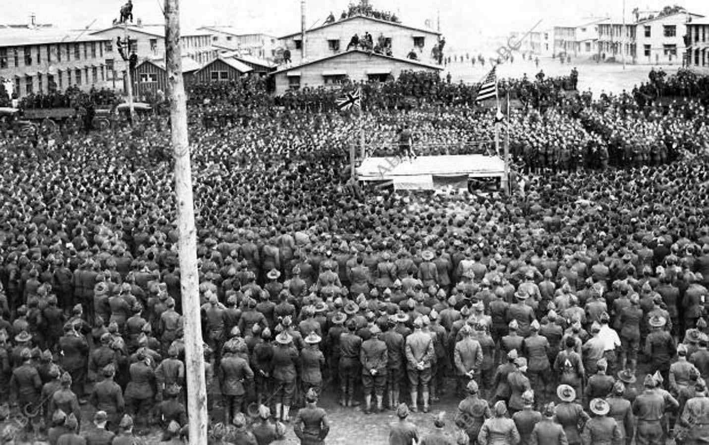 Los deportes en la guerra. Soldados norteamericanos contemplando un «match» de boxeo, en agosto de 1918