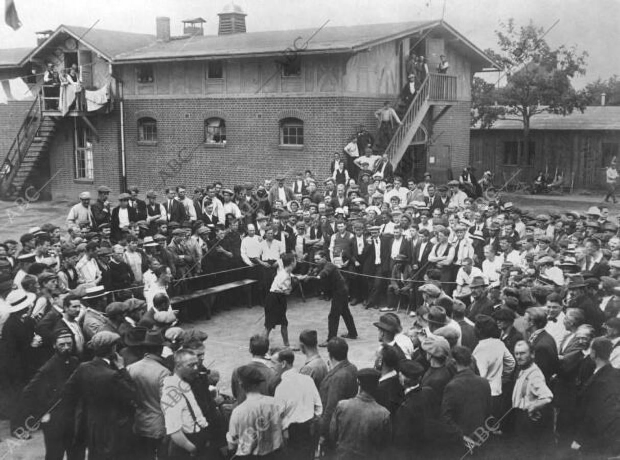 Campamento de concentración de Ruhleben (Berlín). Una sesión de boxeo entre prisioneros civiles ingleses en las horas de recreo, el 1 de octubre de 1915