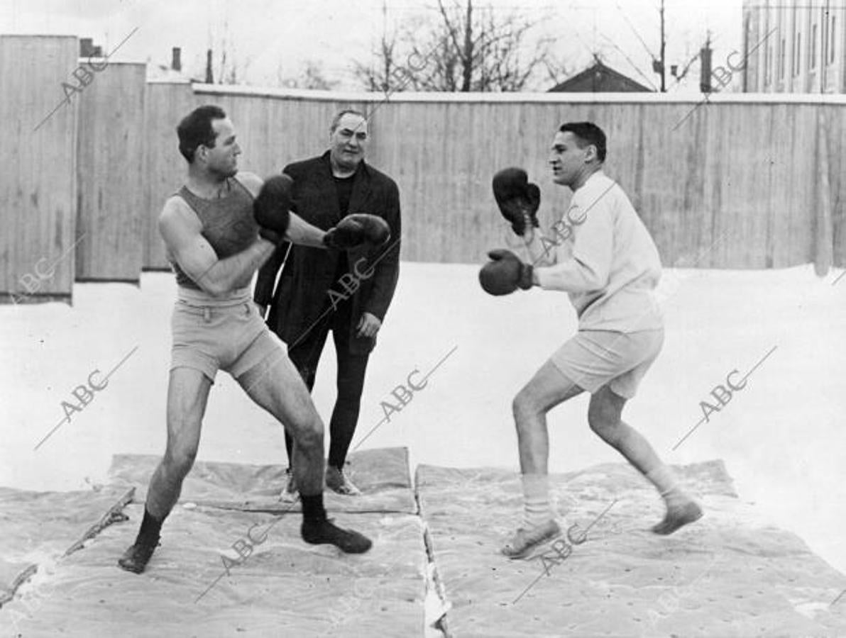 Los campeones estadounidenses Sleve O'Donnell y Sonsey ejercitándose en el boxeo al aire libre, en febrero de 1916