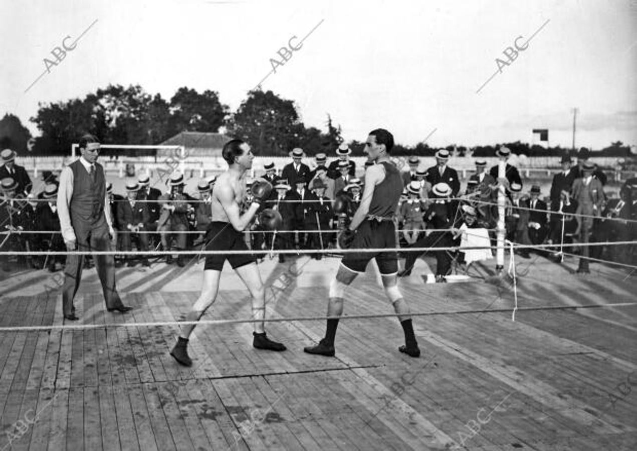 Un momento del «match» de boxeo entre los distinguidos aficionados Sres. Piña (a la izquierda) y Portago (a la derecha), disputado en el campo del Madrid F.C. el 25 de mayo de 1915