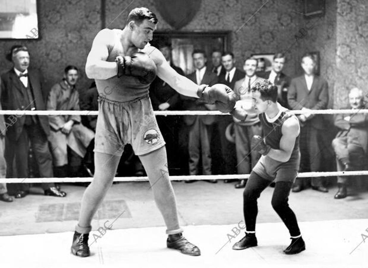 El boxeador italiano de 22 años Primo Carnera entrenando con Frankie Generao, campeón del mundo del peso mosca, como preparación para el combate del día 17 de octubre de 1929 contra Jack Stanley