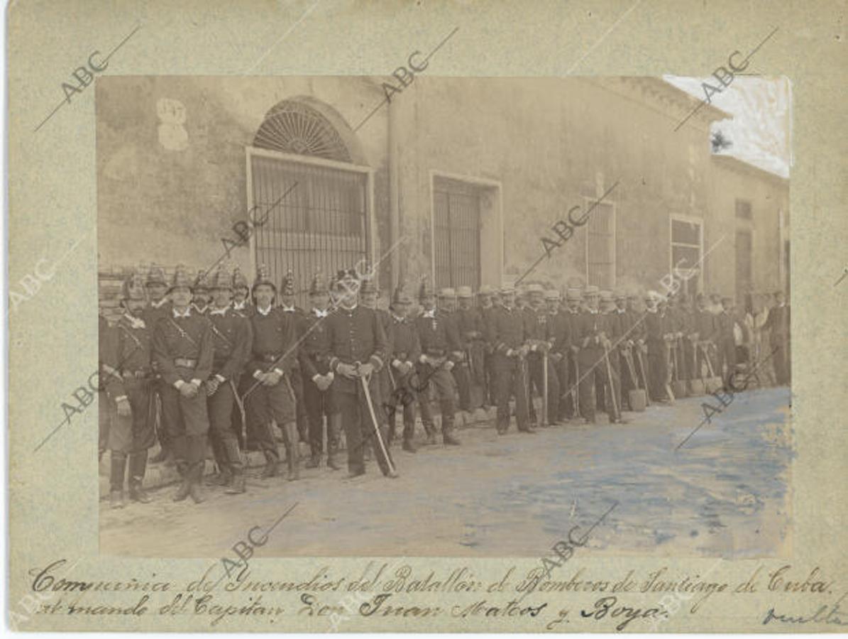 La compañía de incendios del batallón de bomberos de Santiago de Cuba al mando del capitán Juan Mateos y Boya 