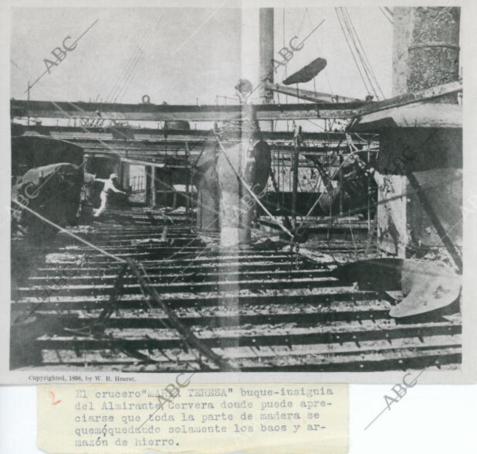 La escuadra del almirante Cervera sucumbe ante la escuadra norteamericana del almirante Sampson. En la imagen, el crucero «María Teresa», buque insignia de Cervera, donde puede apreciarse que toda la madera se quemó, quedando solamente los baos y el armazón de hierro