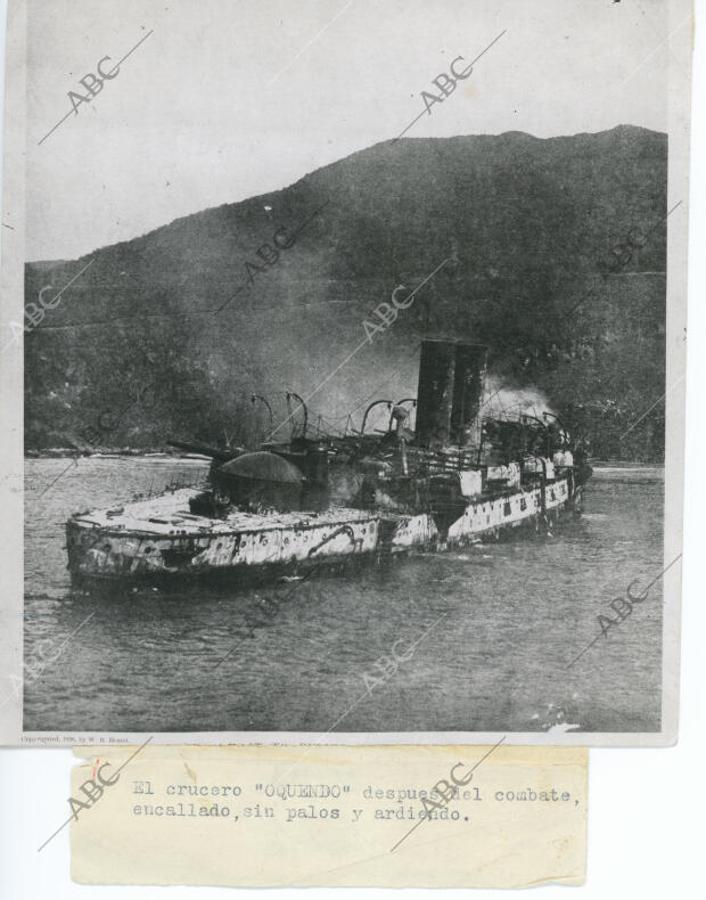La escuadra del almirante Cervera sucumbe ante la escuadra norteamericana del almirante Sampson. En la imagen, El crucero español «Oquendo», arde tras una batalla naval