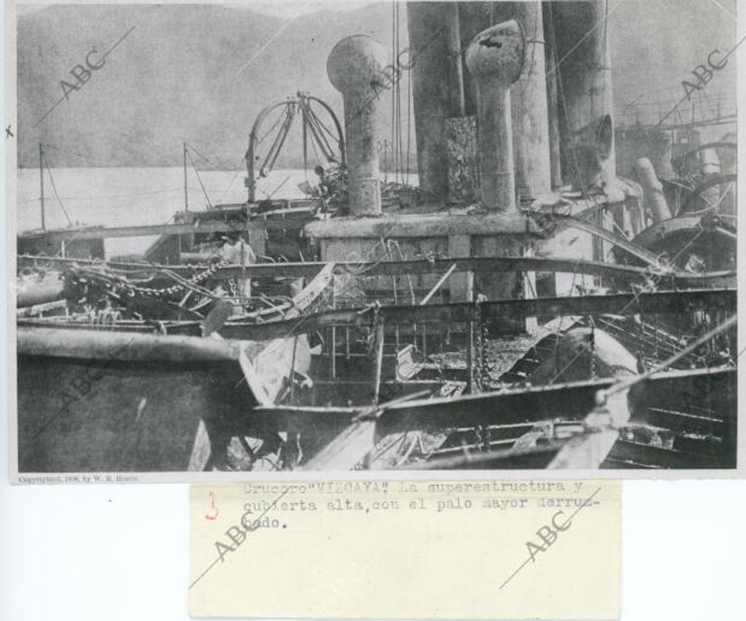  La escuadra del almirante Cervera sucumbe ante la escuadra norteamericana del almirante Sampson. En la imagen, el crucero «Vizcaya», la supeestructura y cubierta alta, con el palo mayor derrumbado