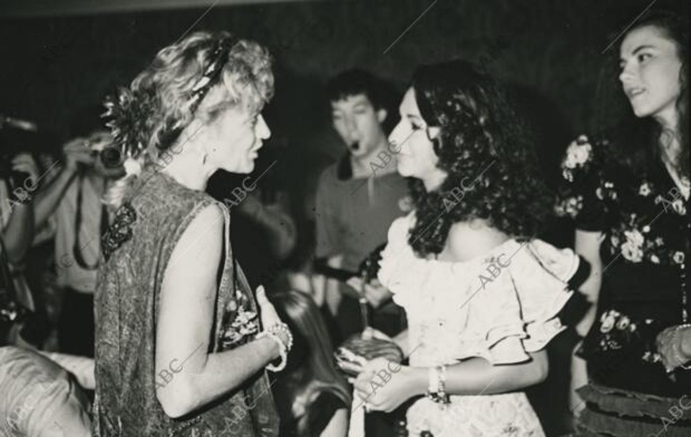 Marbella, julio de 1988. La Duquesa de Sevilla y Lolita en animada conversación durante la fiesta de inauguración de «La Caseta» en Marbella.