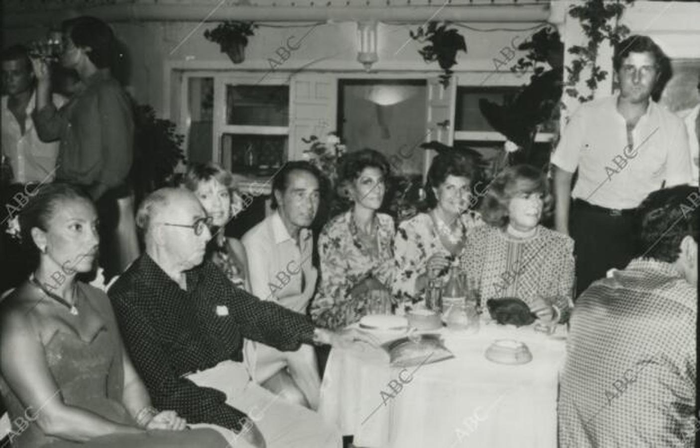 Marbella, agosto de 1985. Ramón Areces, Pitita Ridruejo y su marido, Mona Jiménez y el duque de Aliaga en el restaurante Marisa Pueblo.