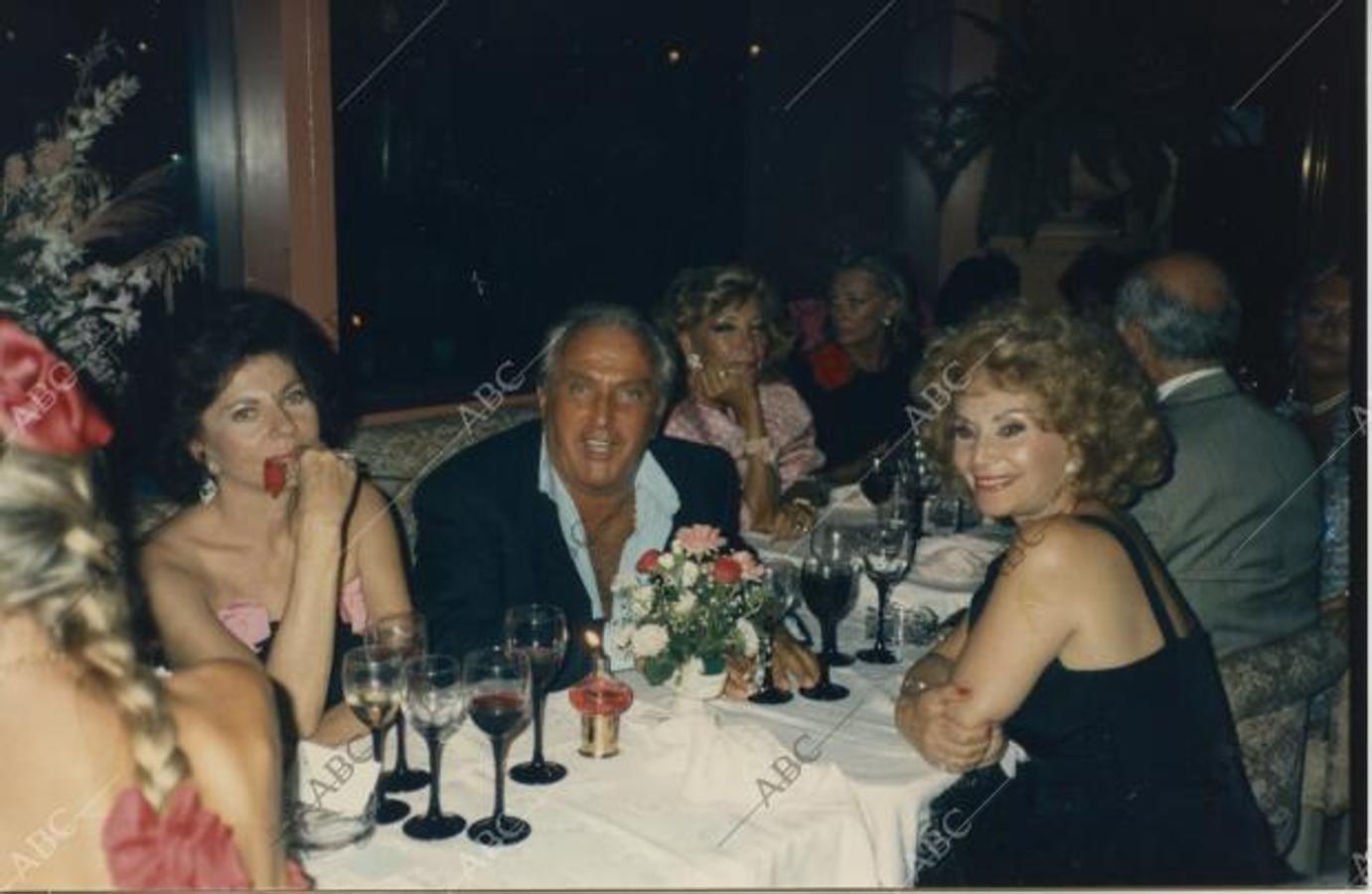 Marbella, agosto de 1988. Una de las habituales de los veraneos en Marbella fue Soraya Esfandiary, exesposa del Sha de Irán. En la imagen, con Angelo Salamini y Chari Fioruzab-Adi.