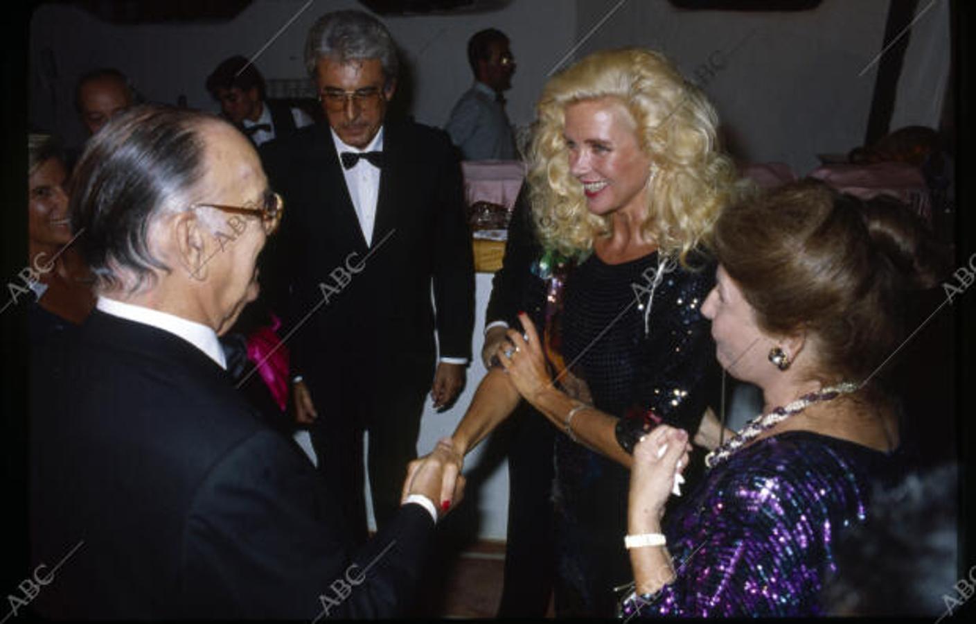 Marbella, 15/09/1990. Gunilla von Bismarck saluda a Camilo José Cela durante la inauguración del hotel Coral Beach.