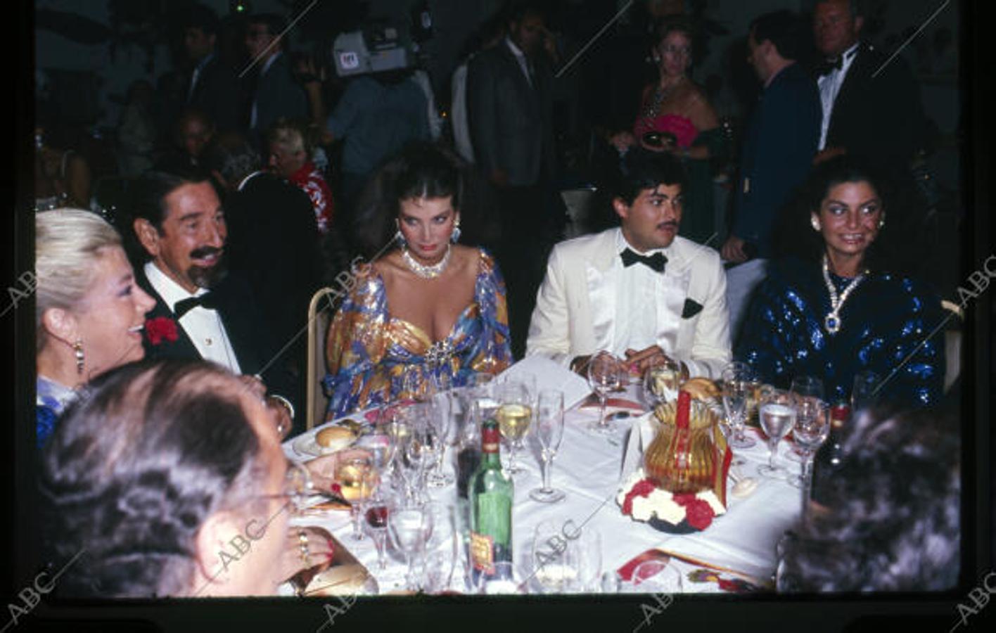 Marbella, 08/08/1985. Gala benéfica de la Cruz Roja celebrada en el hotel Los Monteros. De izquierda a derecha: Margit Ohlson, Jaime de Mora y Aragón, Lamia Kashogui y Nabila Kashogui.