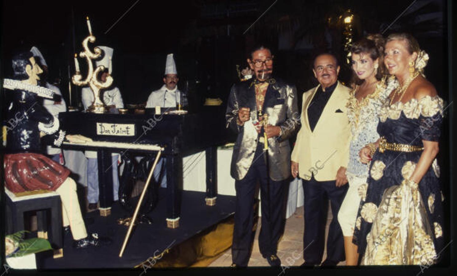 Marbella, 19/08/1991. Jaime de Mora y Aragón, Adnan Kashogui, Lamia Kashogui y Margit Ohlson en el cumpleaños del primero.