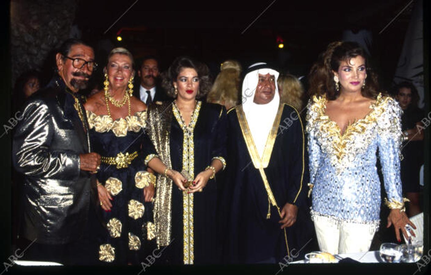 Marbella, 19/08/1991. Jaime de Mora celebraba cada año una fiesta temática por su cumpleaños. En la de 1991 los invitados tenían la consigna de ir "de negro y oro". En la imagen, Jaime de Mora y Aragón, Margit Ohlson, Tamia, Mohamed Ashmawi y Lamia Kashogui.