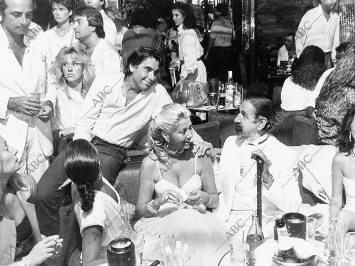 Marbella, 20/07/1985. Manolo Santana, Jaime de Mora y Aragón y su esposa Margit Ohlson en la celebración del sexto aniversario de la discoteca Regine.