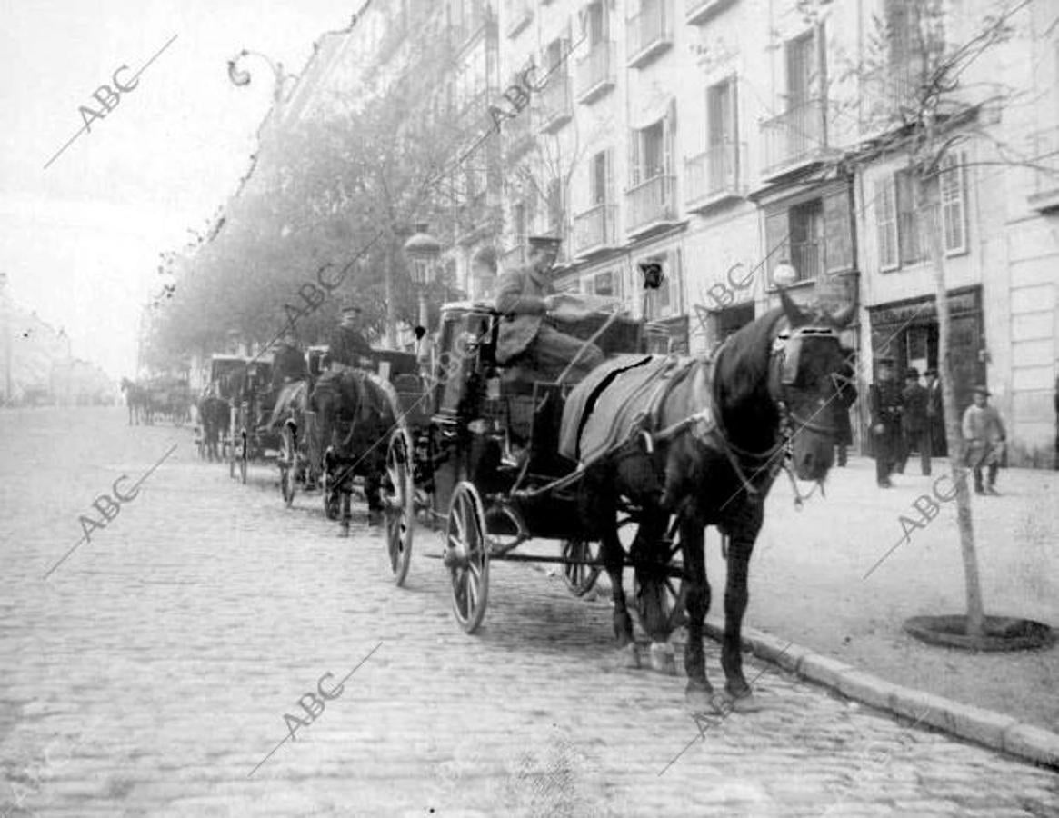 Coches de caballos detenidos junto a la acera