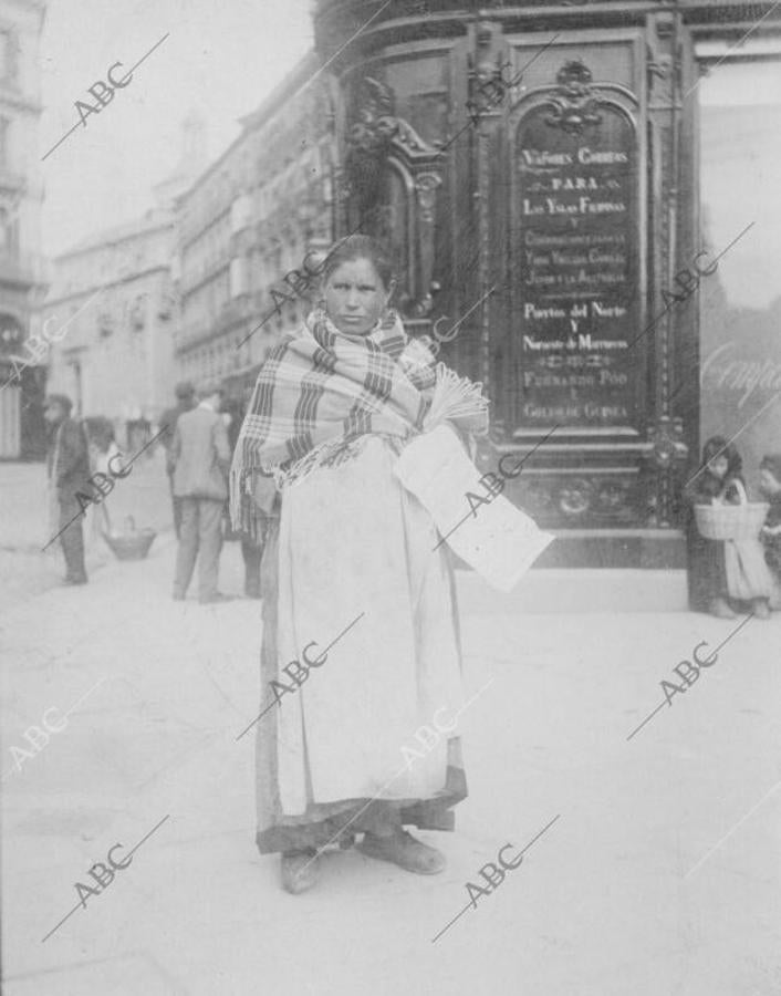 Madrid, 1899. Gitana vendiendo lotería por las calles de la capital.