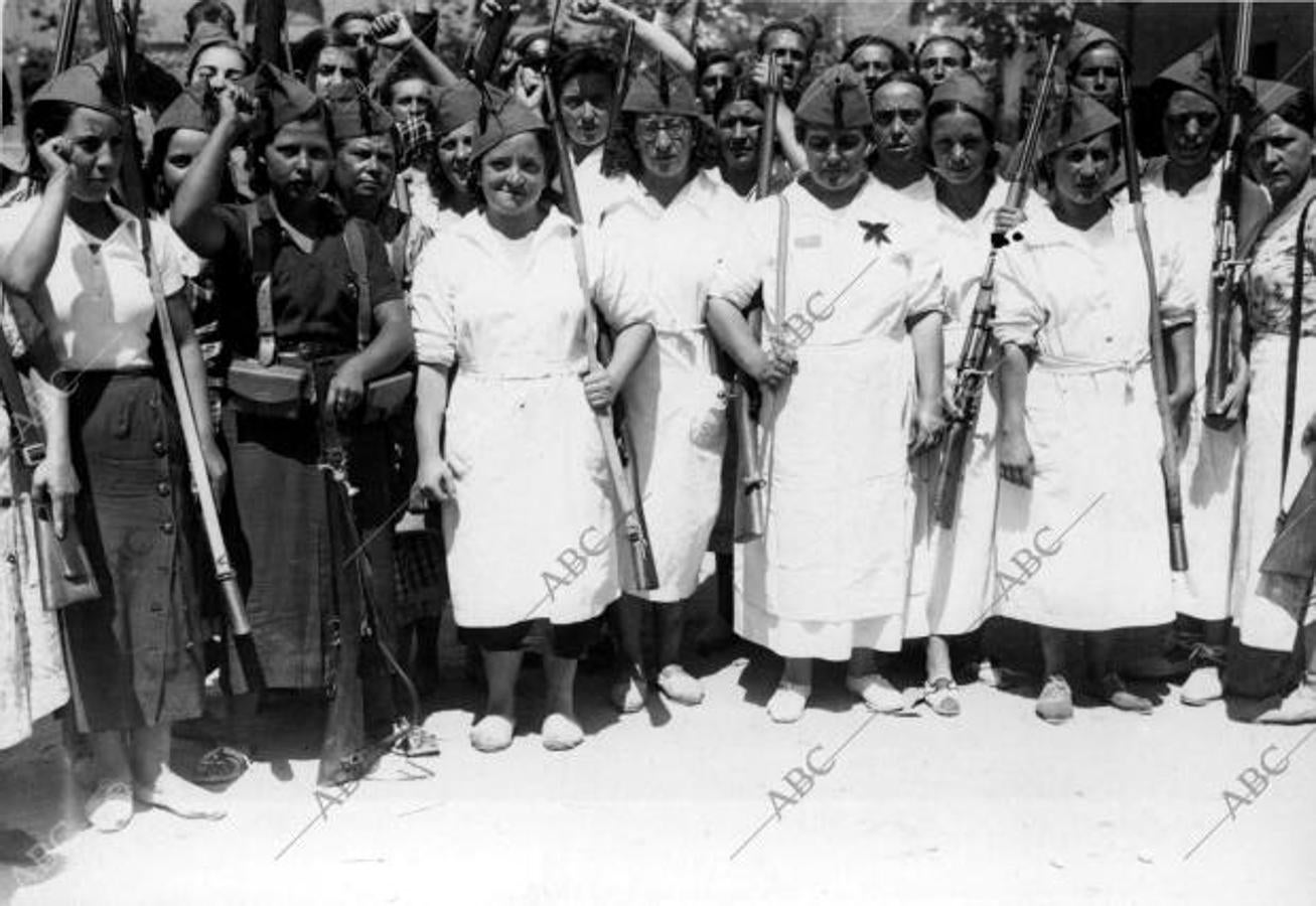 Un grupo de mujeres del batallón del cuartel de Francos Rodríguez que salieron para Somosierra