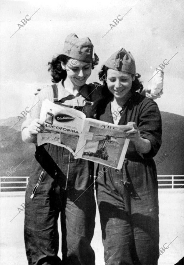 Milicianas leyendo el ABC, en Navacerrada, tras haber sido reconquistado por ellas