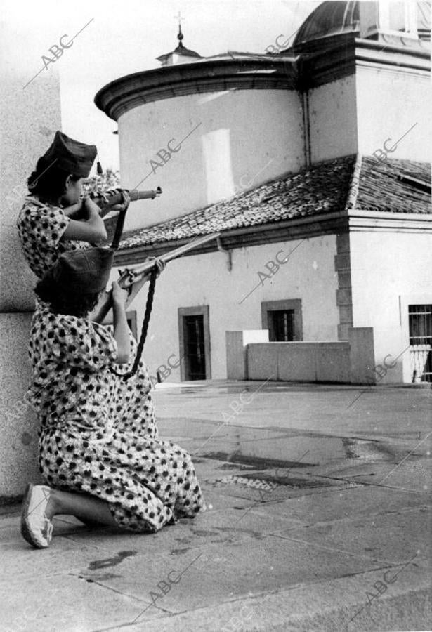 Dos mujeres disparando contra la erita de San Antonio de la Florida