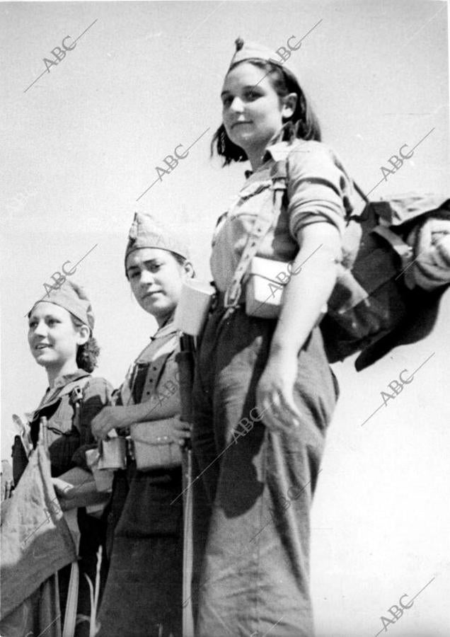 Tres mujeres combatientes del batallón de acero, formando para salir de nuevo a combatir