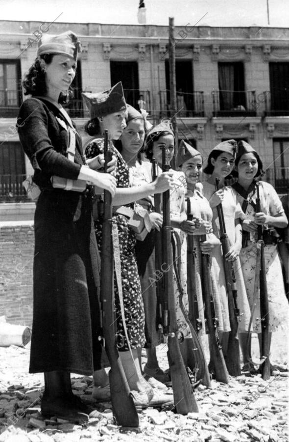 Jóvenes del batallón femenino de Cuatro Caminos