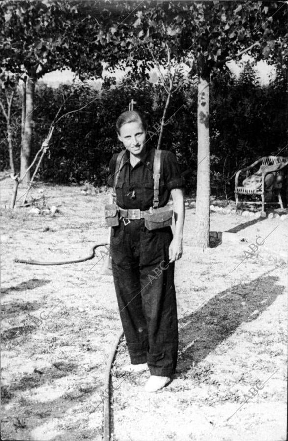 La alemana Barbara Muller, del radio comunista de Chamberí, que Luchó con sus compañeras republicanas, en un descanso en el cuartel general.