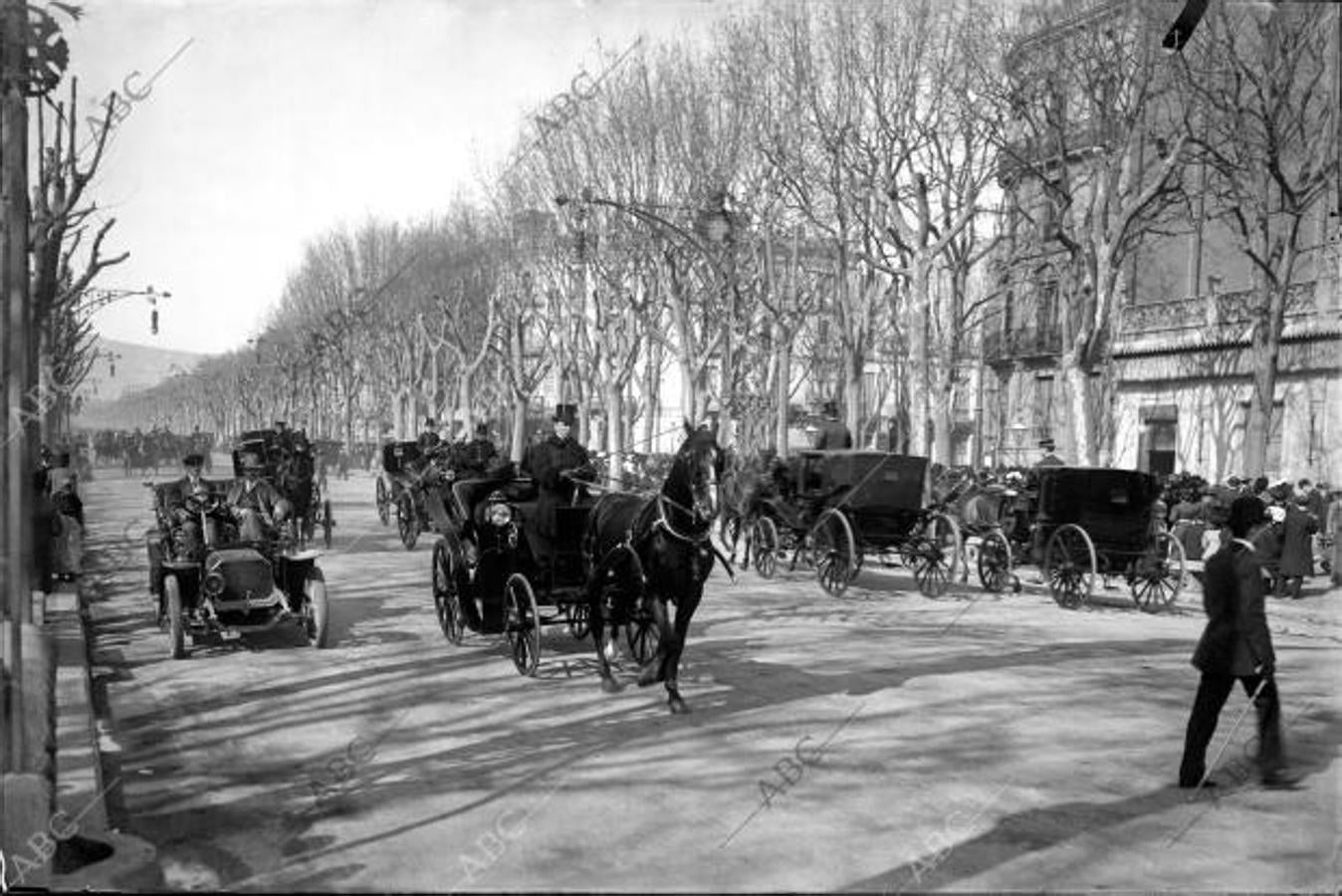 Barcelona, 1905 (CA.). Tráfico motorizado y de tracción a sangre se mezclan en Paseo de Gracia en la primera década del siglo XX