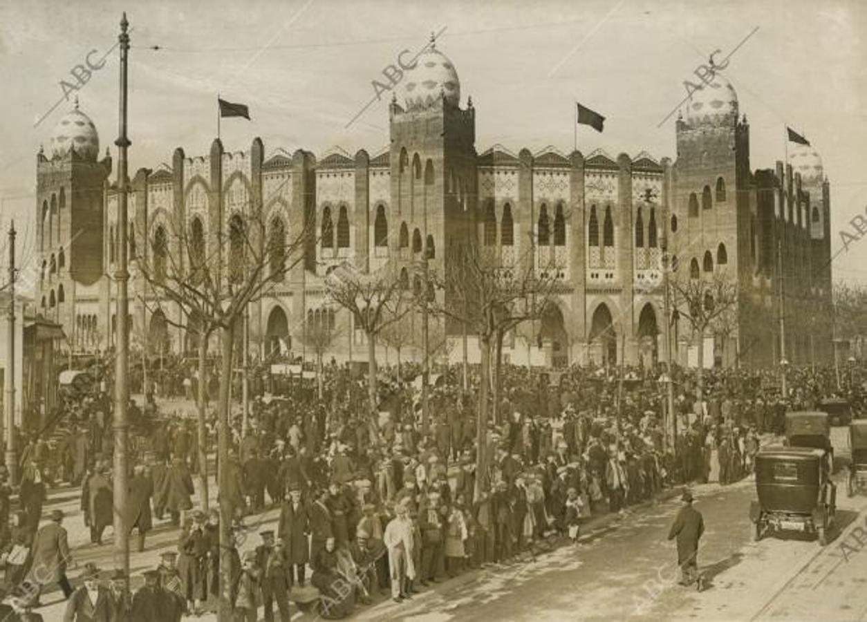 Barcelona, 27/02/1916. La Plaza Monumental de Barcelona. Aspecto exterior del coso taurino inaugurado el domingo último.