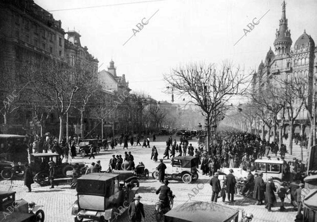 Barcelona, 1920 (CA.). Entrada al Paseo de Gracia por la plaza de Cataluña (Josep Branguli)