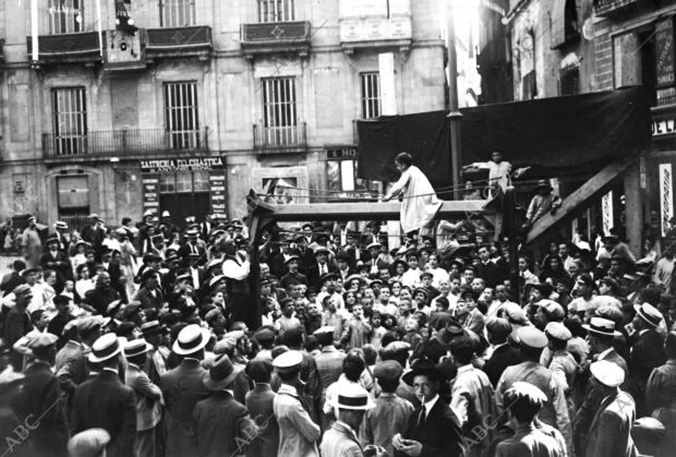 Barcelona, agosto de 1913. Fiestas de San Roque. Una instalación de cucañas, diversión favorita de los muchachos que acuden en gran número en busca de su premio.