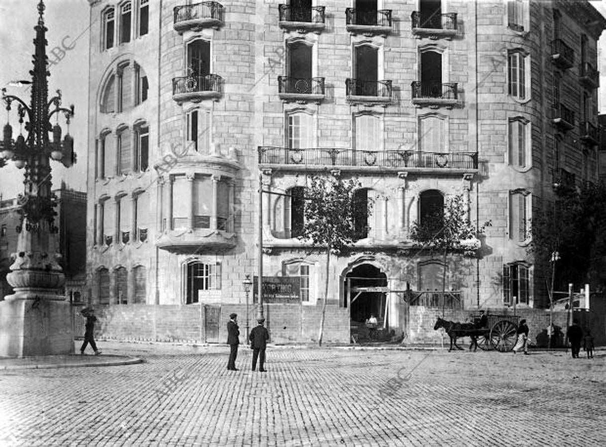 Concurso de Casas en Barcelona: casa Situada en la confluencia de las Calles de Córcega , paseo de gracia y Diagonal, Premiada con una mención Honorífica