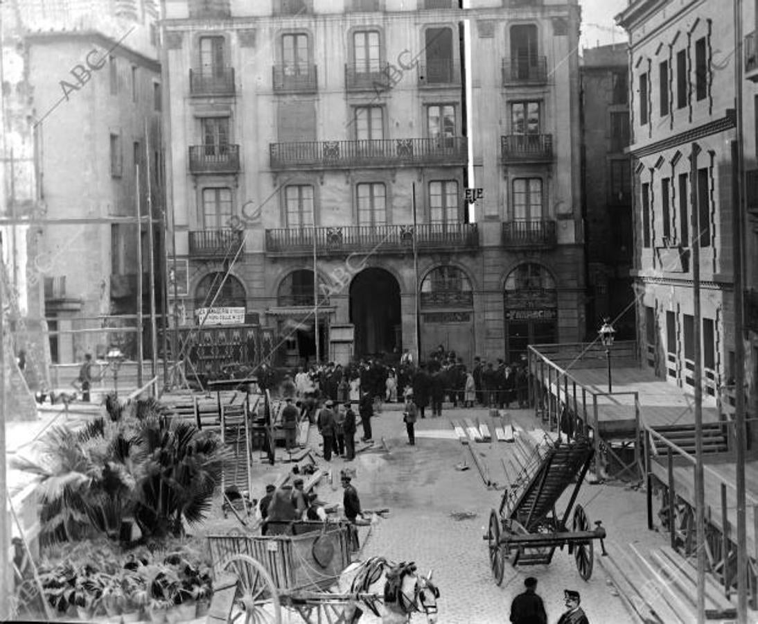 Barcelona, 10/03/1908. La inauguración de las obras de reforma de la ciudad. Casa núm. 71, de la calle Ancha, con cuyo derribo inauguró S.M. el Rey los trabajos de apertura de la Gran Vía. En el grabado se ven las tribunas desde las cuales presenció la ceremonia el elemento oficial, y la línea que señala el eje de la nueva calle