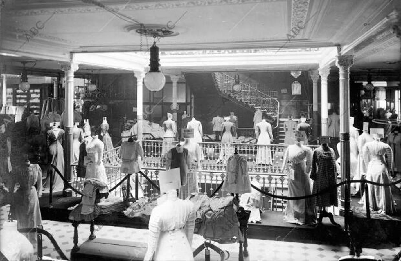 Barcelona, Mayo de 1909. Grandes almacenes "El Siglo". Sección de confecciones para señoras (Federico Ballell)
