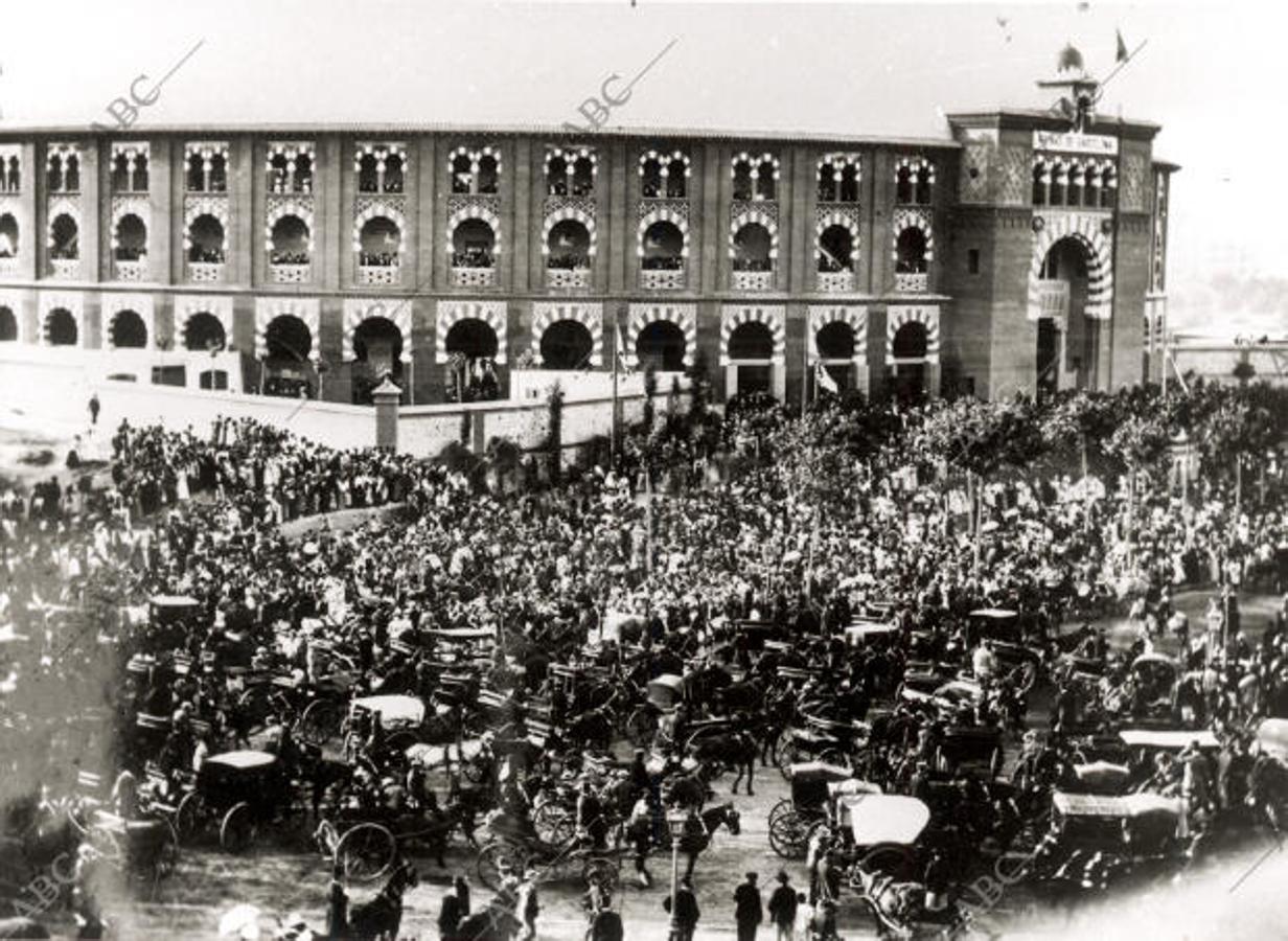 Estampa Antigua de la Barcelonesa plaza de Toros de las Arenas