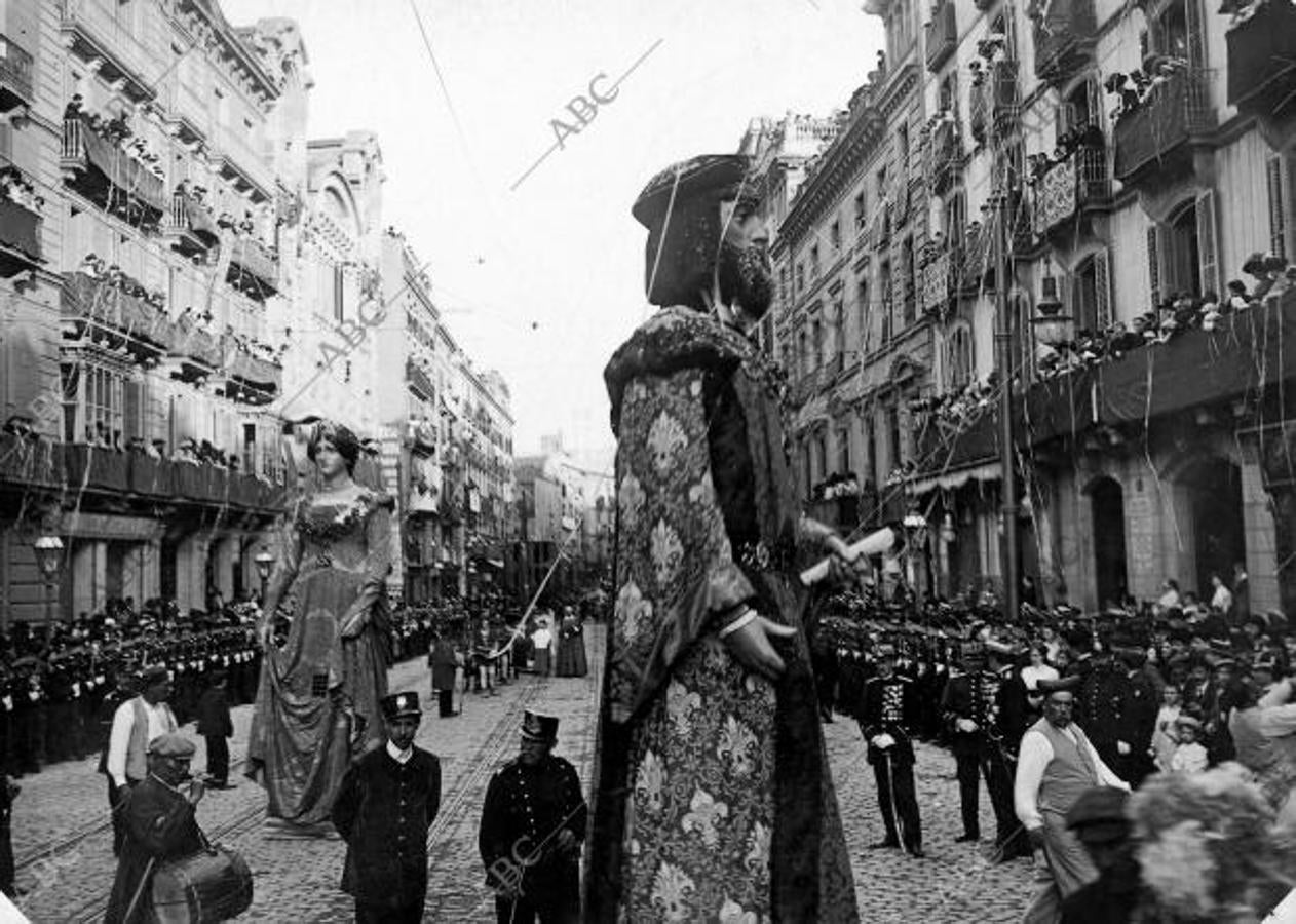 Barcelona, 26/05/1910. La fiesta del Corpus Christi en Barcelona. Los nuevos gigantones abriendo paso a la solemne procesión