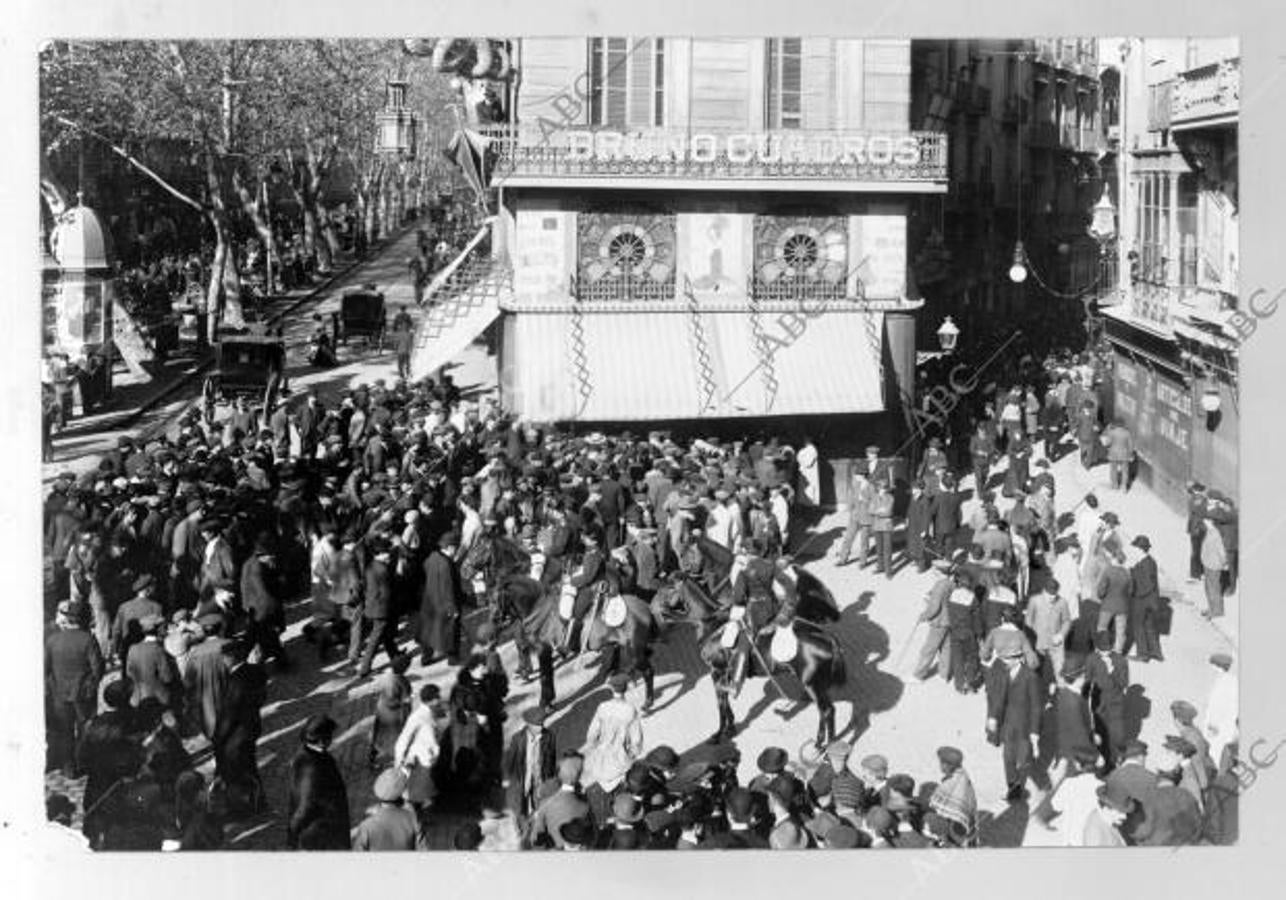 Barcelona, 23/11/1905. Aspecto del llano de la Boquería, donde está situada la librería del «Cu-cut»