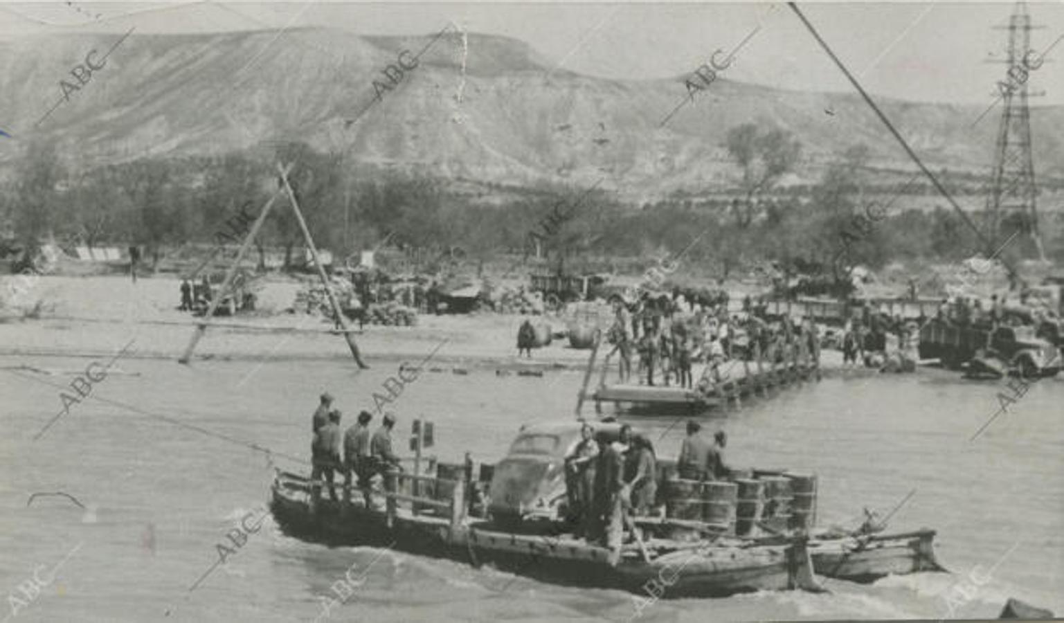 Cataluña, noviembre de 1938. Guerra Civil Española. Paso del río Ebro en el frente de Cataluña.