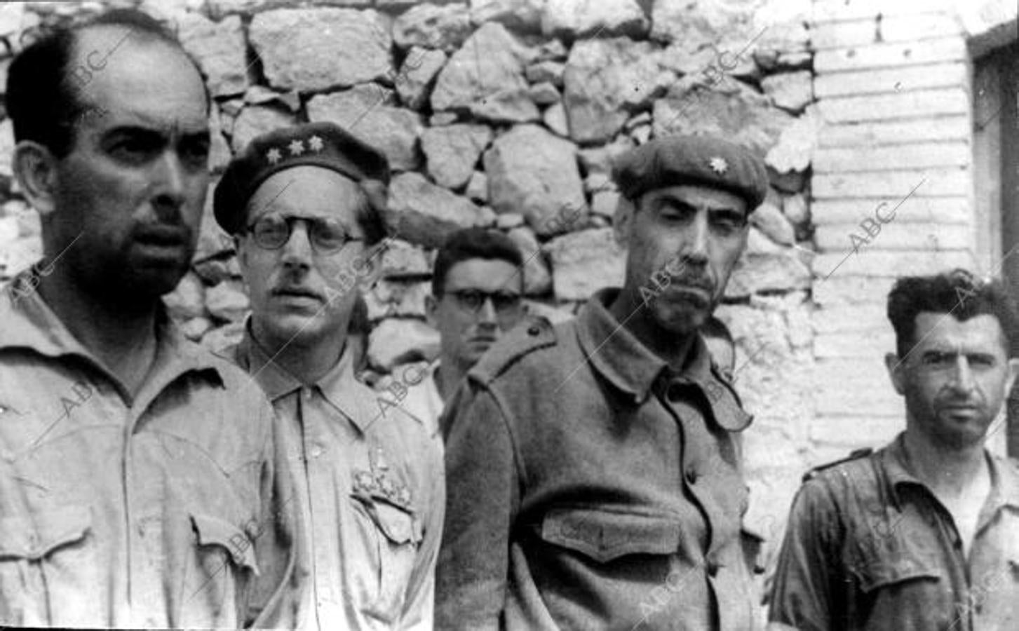 Jefes del ejército Nacional, convertidos en prisioneros por los republicanos en el Ebro.