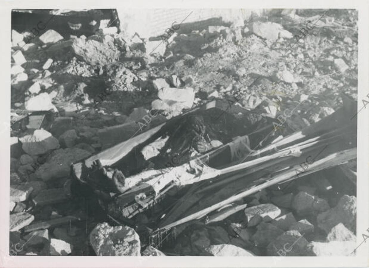 Cataluña, 16 de noviembre de 1938. Guerra civil española, frente de cataluña, sector del Ebro. Cementerio profanado en el pueblo de Fatarella, cadaveres exhumados para robarles joyas, dientes de oro, etc.