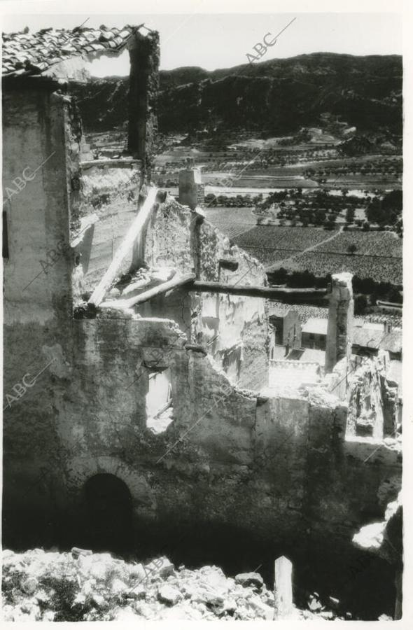 Corbera de Ebro (Tarragona), agosto de 1938. Guerra Civil Española. Ruinas, donde en varias ocasiones estrellaron las acometidas del Ejército del Ebro ante las «resistencias decisivas» de las fuerzas y reservas locales del Ejército del Norte.