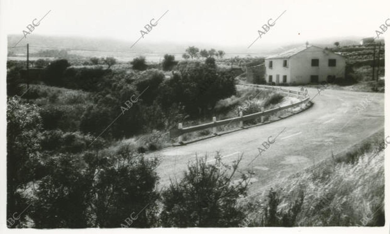 Tarragona, noviembre de 1938. Guerra Civil Española. La Venta de Camposines, un cruce perdido por el que lucharon durante semanas agotadoras los dos ejércitos, y cuyos alrededores quedaron sembrados de metralla.