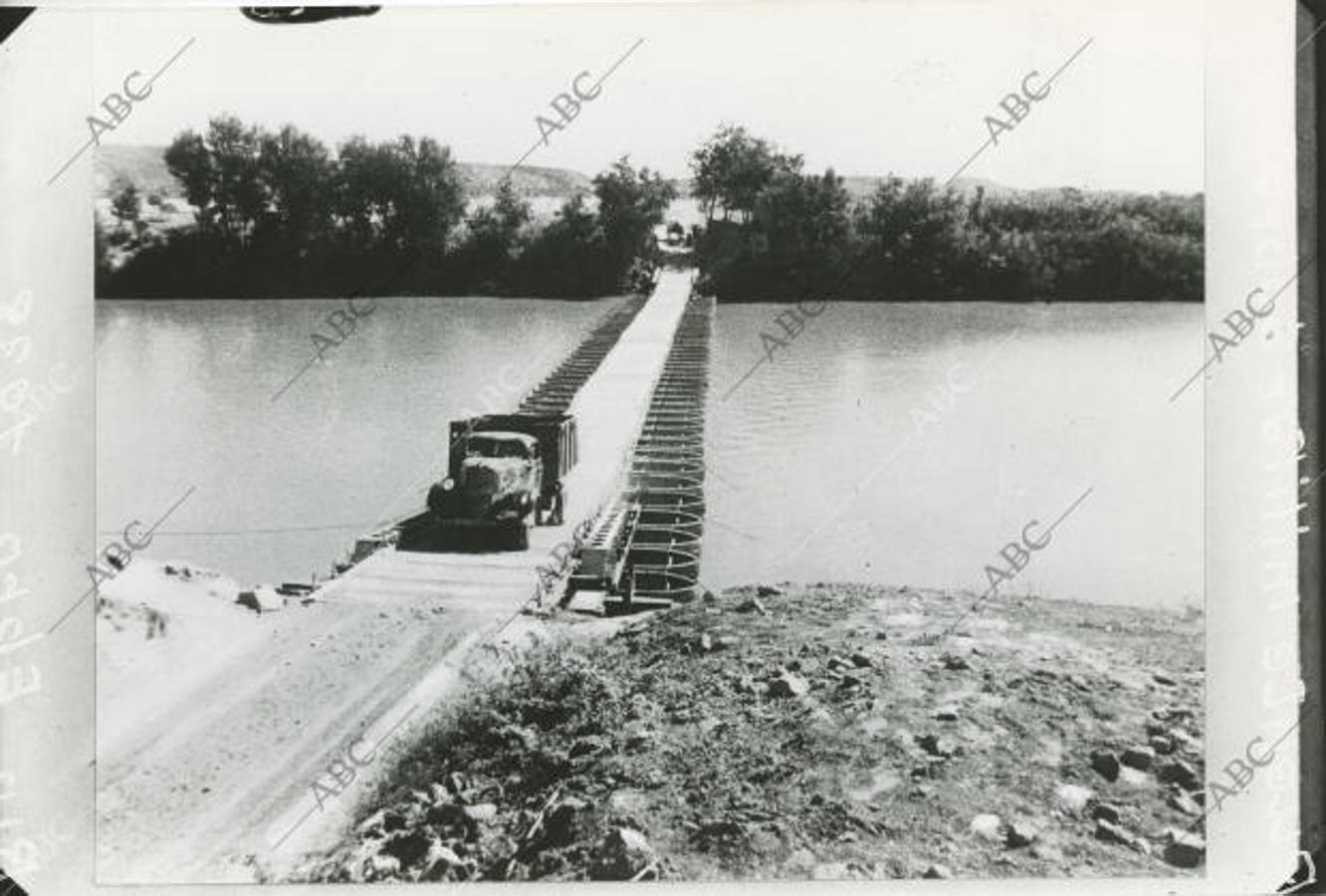 Frente del Ebro, 1938. Guerra Civil Española. Puente militar sobre el río Ebro. En la imagen, un vehículo de carácter militar sobrepasando dicho puente.